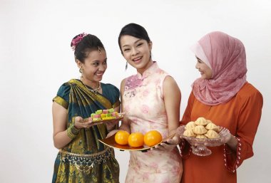 şekerler, bahulu ve portakal ile Malezya kızlar plaka tutarak doldur