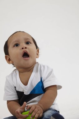 alfabe küp ile oynayan bebek