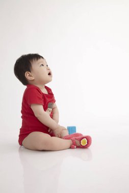 Çinli bebek beyaz arka plan üzerinde oturan profili
