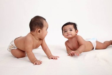 iki malay bebek studio poz birlikte 