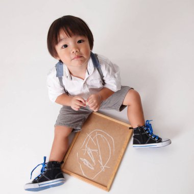 Çinli çocuğun Tebeşir tahtaya yazma Üstten Görünüm