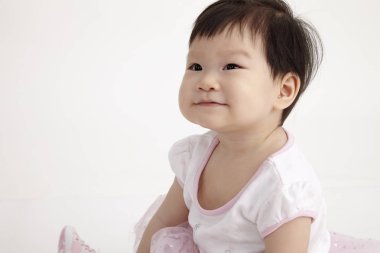 Studio poz parti elbise giyen Çinli bebek kız