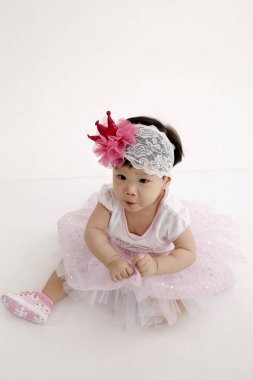 Studio poz parti elbise giyen Çinli bebek kız