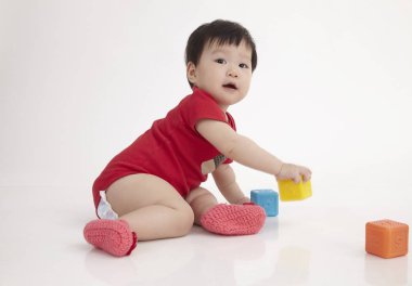 Çinli bebek alfabe blok ile oynamak