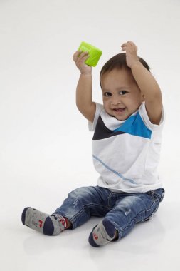 alfabe küp ile oynayan bebek