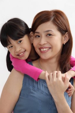 kızı arkadan sarılma anne