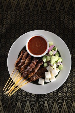 Malezya gıda satay kain songket üzerinde keupat ve salatalık ile