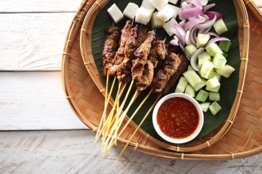 Malezya ünlü gıda satay bambu sepet salatalık ve keupat üzerinde