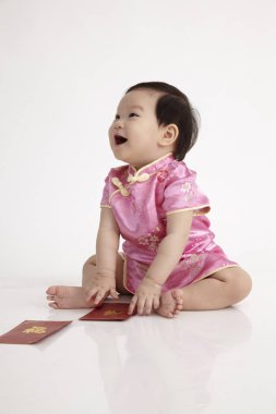 studio poz cheongsam elbise ile Çinli bebek