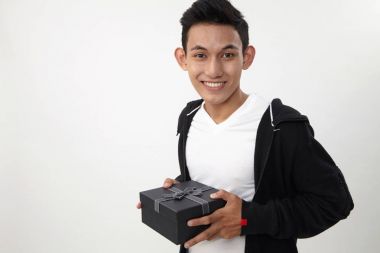 özel bir hediye tutan adam