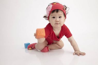 Çinli bebek alfabe blok ile oynamak