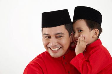 Baba ve oğul whisphering birbirlerine