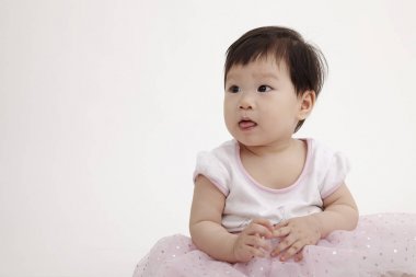 Studio poz parti elbise giyen Çinli bebek kız