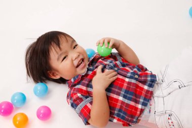Çinli çocuğun renkli topları ile oynarken Üstten Görünüm