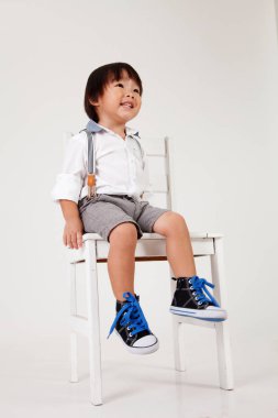 Çinli çocuk büyük dışkı gülümseyerek oturan