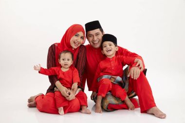Beyaz arka plan üzerinde Malay aile sittng