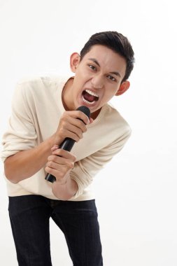 Kablosuz mikrofon tutan ve şarkı bir adam 