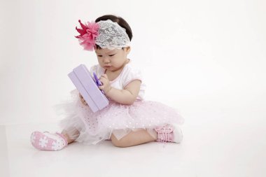 Çinli bebek parti elbise mor hediye kutusu ile 