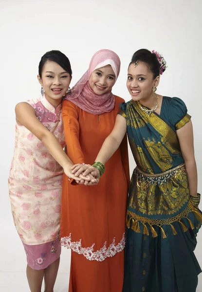 Tres Malasias Jóvenes Hermosas Chicas Posando Estudio — Foto de Stock