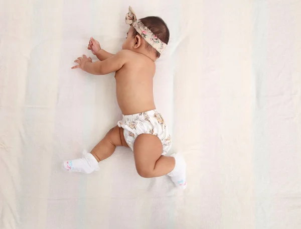 Vista Superior Del Bebé Malayo Girando Gatear — Foto de Stock