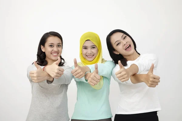 Trzy Kobiety Malezji Podnosząc Kciuki Górę — Zdjęcie stockowe