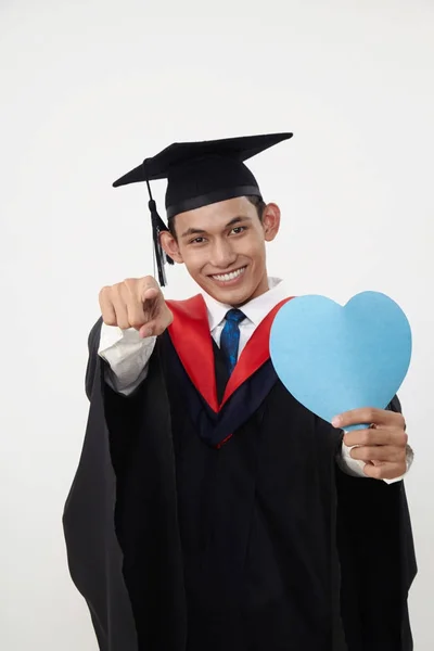 Malayo Graduado Estudiante Sosteniendo Corazón Tarjeta Forma Tablero — Foto de Stock