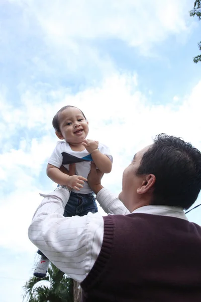 Feliz Pai Alegre Divertindo Lança Criança — Fotografia de Stock