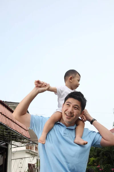 Hijo Sentado Hombro Del Padre — Foto de Stock