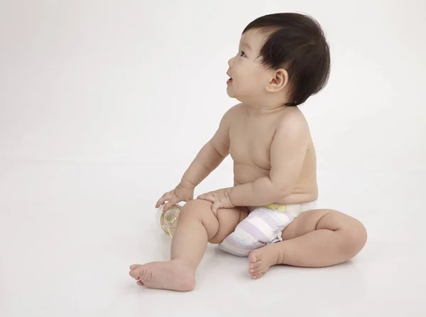 Niña China Sentada Sosteniendo Biberón Posando Estudio — Foto de Stock