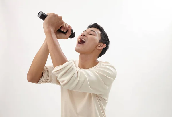 Hombre Sosteniendo Micrófono Inalámbrico Cantando — Foto de Stock
