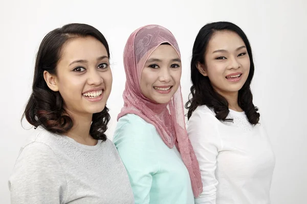 Três Malaysiansstanding Multi Racial Uma Fileira Olhando Para Câmera — Fotografia de Stock