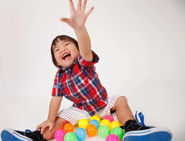 Çinli çocuğun kolunu yükselterek halletmeye çalışın 