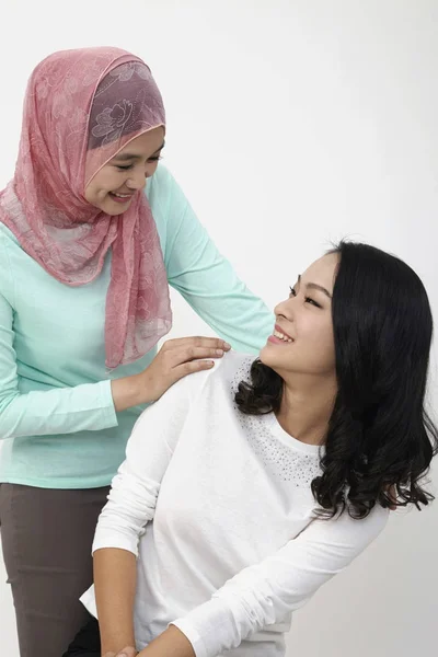 Duas Mulheres Cumprimentando Conversando Juntas — Fotografia de Stock