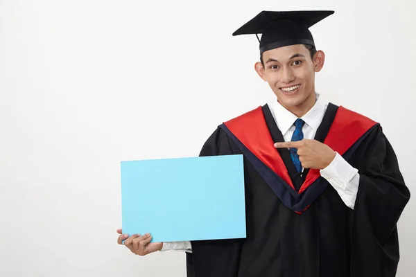 Estudiante Sosteniendo Una Tarjeta Azul Blanco — Foto de Stock