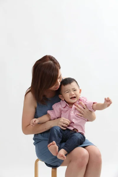 Китайская Мать Пытается Успокоить Ребенка — стоковое фото