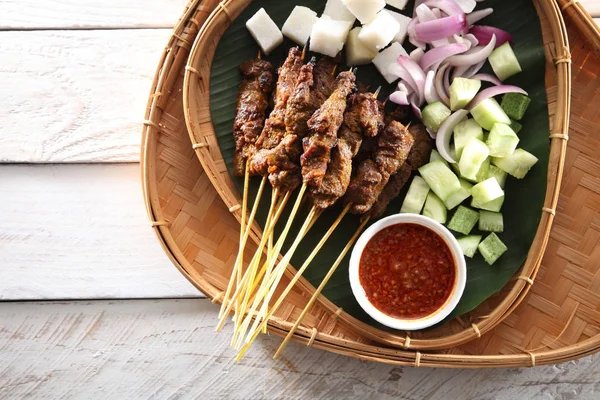 Malezya ünlü gıda satay bambu sepet salatalık ve keupat üzerinde