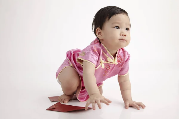 Bebé Chino Con Cheongsam Vestido Posando Estudio — Foto de Stock