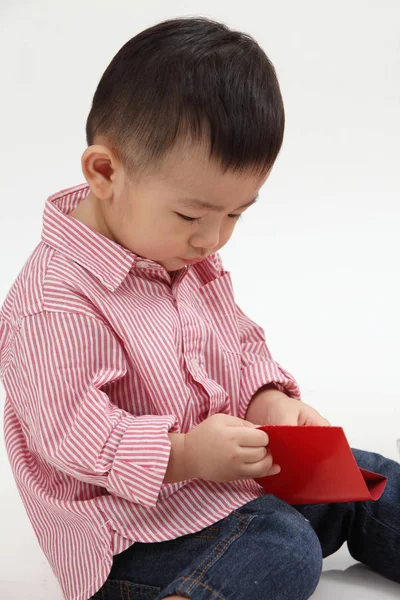 中国男孩手持红包 — 图库照片