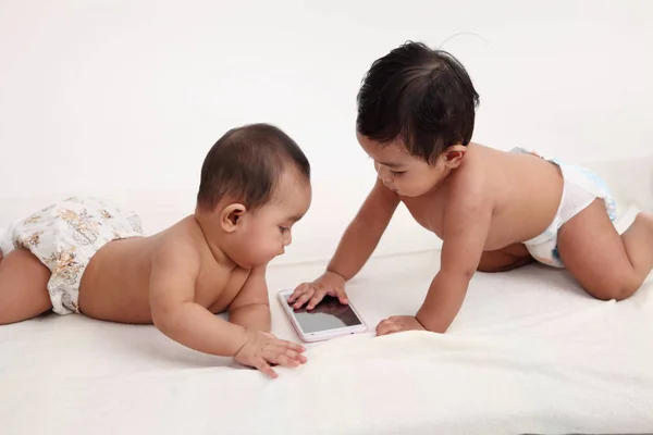 Dos Bebé Peleando Por Teléfono Inteligente —  Fotos de Stock