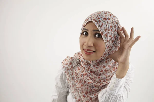 Mujer Malaya Con Tudung Concentrado Escuchar — Foto de Stock