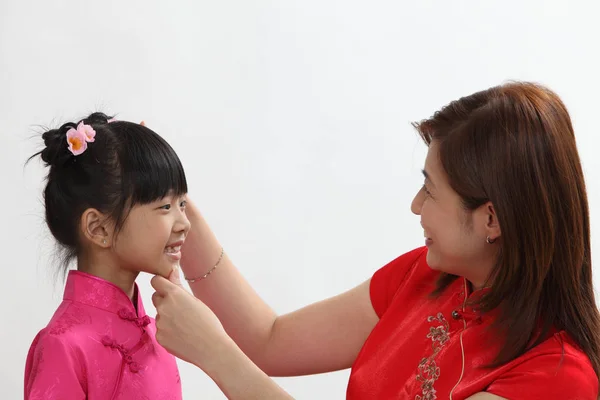Madre Cinese Sua Figlia Con Abbigliamento Tradizionale — Foto Stock