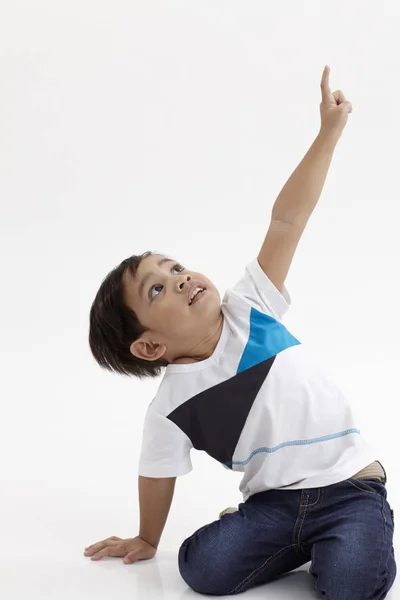 Malaio Menino Mostrando Apontando Para Cima — Fotografia de Stock