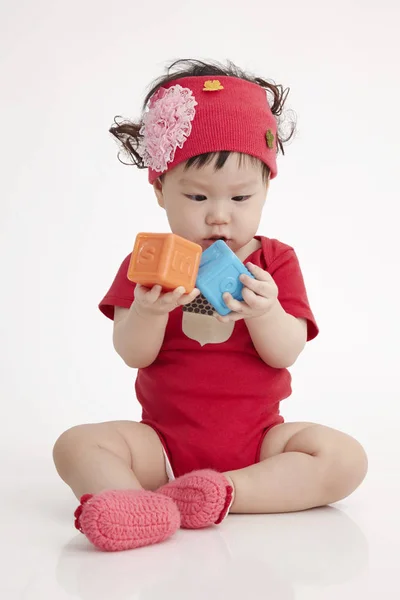 Chińskie Dziecko Bawi Się Alfabet Bloku — Zdjęcie stockowe