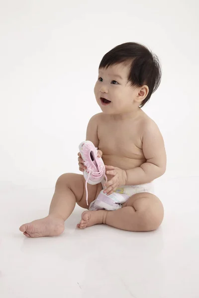 Chino Bebé Niña Sentado Celebración Zapato — Foto de Stock