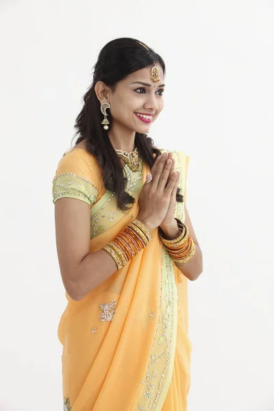 華やかな民族衣装グリーティングのインドの女性 — ストック写真