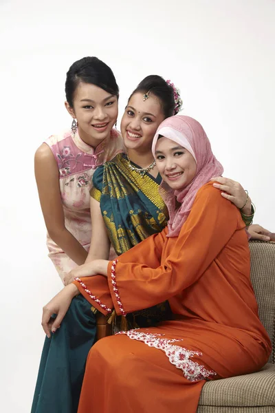 Três Malásia Meninas Bonitas Jovens Posando Estúdio — Fotografia de Stock