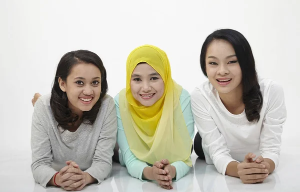 Três Multi Racial Malaysian Organizar Uma Fileira — Fotografia de Stock