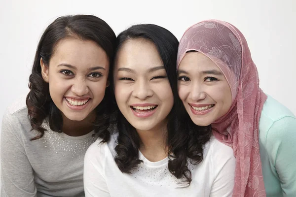 Tres Chicas Malasiáticas Posando Estudio — Foto de Stock