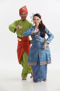  geleneksel kostümleri studio poz Malay Çift
