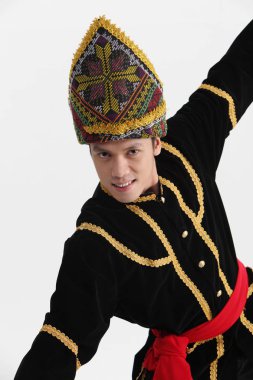 geleneksel kostüm giyen adam Borneo dan 